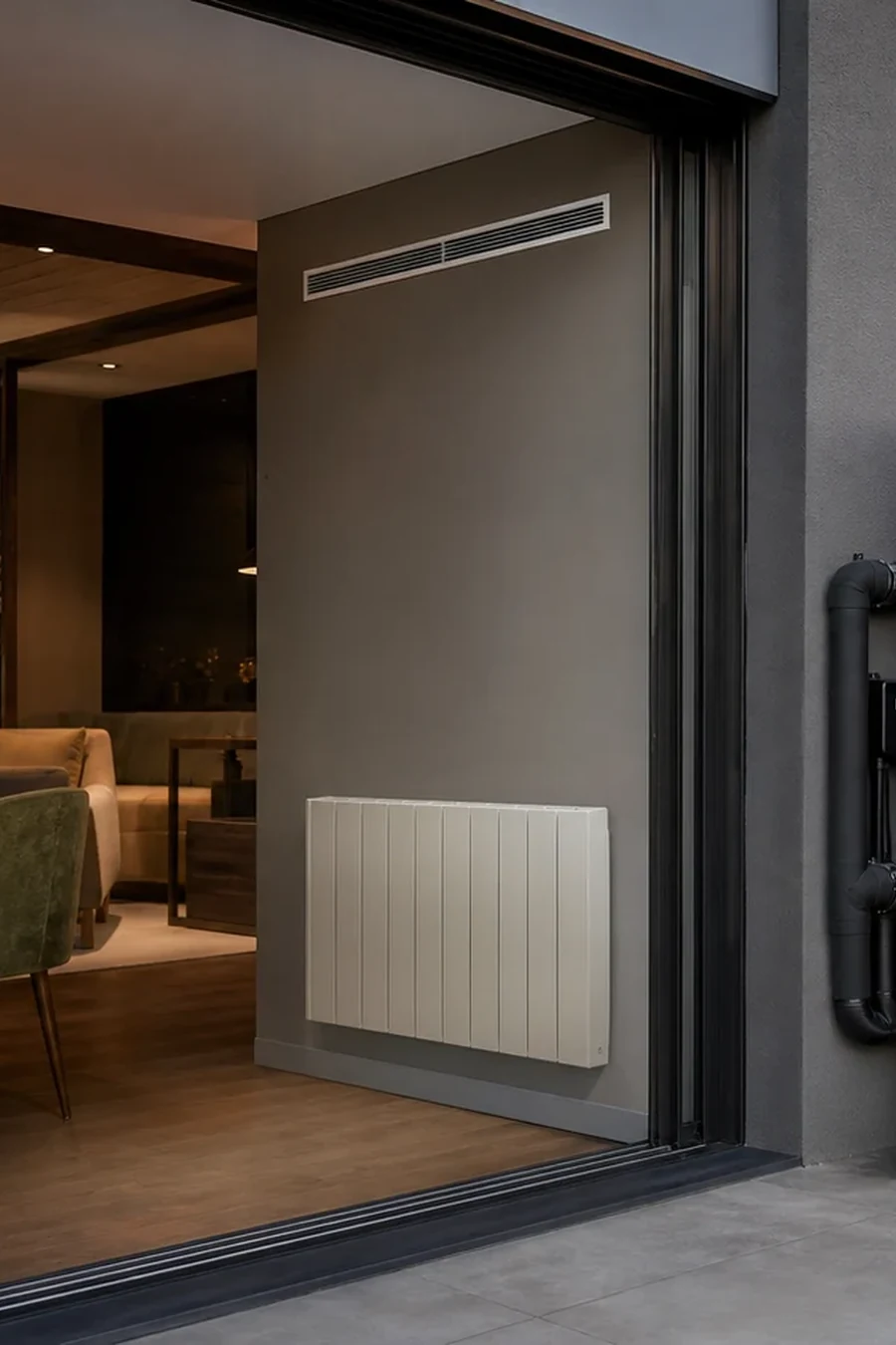 Interior contemporáneo con radiador de baja temperatura y difusión de aire