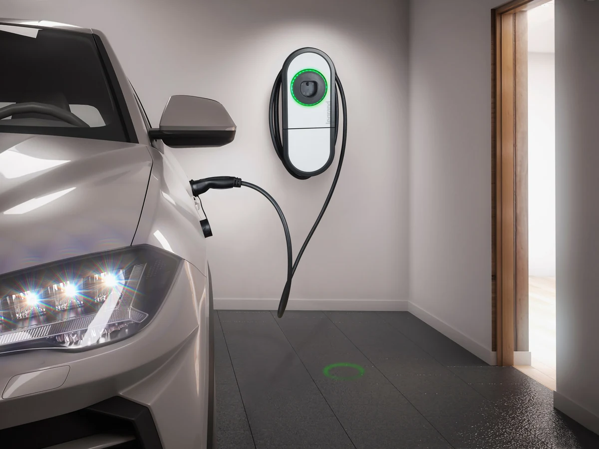 Wallbox doméstico con vehículo eléctrico conectado en un garaje moderno
