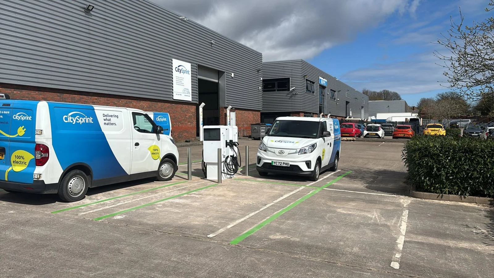 Furgonetas eléctricas CitySprint conectadas a cargadores de flota en 2026